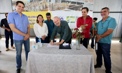 O governador Mauro Carlesse assinou a ordem de serviço e destacou que várias obras estão sendo retomadas O governador Mauro Carlesse assinou a ordem de serviço e destacou que várias obras estão sendo retomadas