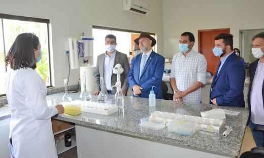 A técnica em laboratório, Nayara Monteiro, durante trabalho de análise de solo em laboratório da Unitins 