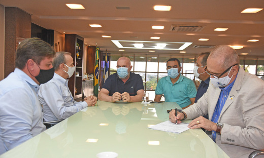 Governador Mauro Carlesse assina documento que autoriza transferência do local de implantação do serviço de radioterapia na Capital 