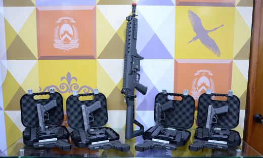 Durante a cerimônia, foram entregues 272 pistolas da marca austríaca Glock, modelo que é referência para as forças policiais do mundo inteiro em qualidade e segurança, além de 20 novas carabinas calibre 5,56, da marca brasileira Imbel