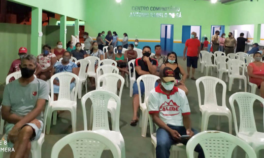 Famílias em Darcinópolis durante abertura do Projeto Técnico Social