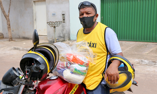 Os mototaxistas receberam 200 cestas básicas do Governo do Tocantins