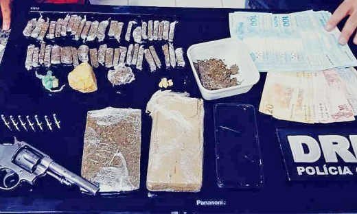 Drogas, arma de fogo e dinheiro apreendidos pela Polícia Civil durante a operação Hermanos