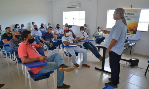 pesquisador da Embrapa Dr. Raul Castro Carrielo Rosa ministra a capacitação em maracujá