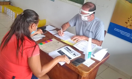 Equipe técnica de assistentes sociais e assessoria jurídica da Terratins realizam atendimento no Centro de Convenções Antônio Pereira Reis