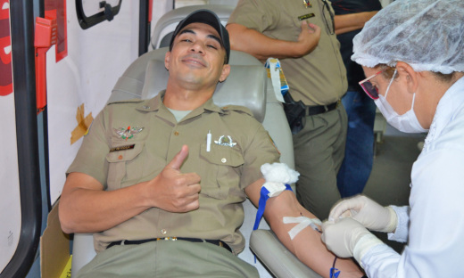 Policial militar durante doação de sangue