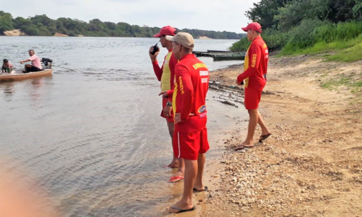 Mergulhadores observam rio antes da ação de buscas a vítima em rio no Estado do Tocantins