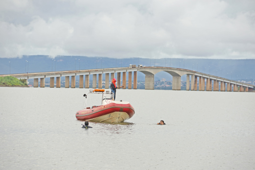 Mergulhadores do Corpo de Bombeiros realizam buscas a vítima de afogamento no lago em Palmas