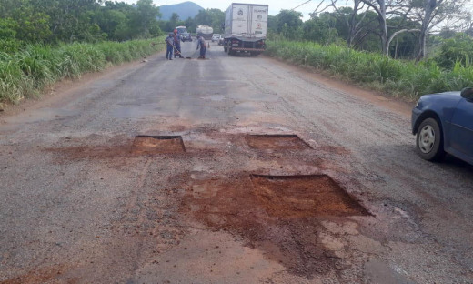 No local estão sendo realizados os serviços de tapa-buracos, limpeza do sistema de drenagem e roçagem
