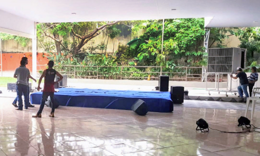  Palco está sendo montado no Recanto dos Ipês