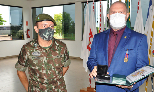 Governador Mauro Carlesse recebeu a Medalha do Pacificador nas mãos do coronel Carlos Gabriel Brusch Nascimento, comandante do 22° BI