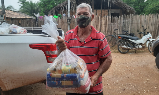 O senhor Benedito conta que ele e a esposa são do grupo de risco e que a cesta é muito bem-vinda