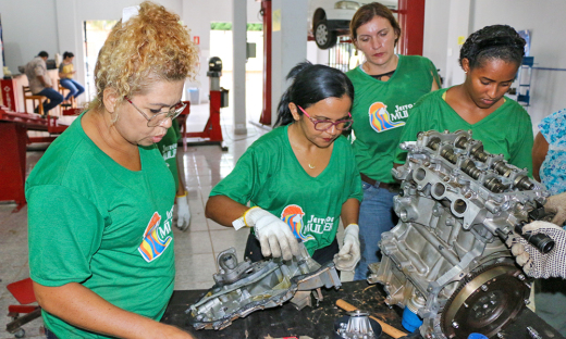  Laudecy Barreira Pereira e Solange Alves Paulino no curso de qualificação em Mecânica de Motor a Gasolina e Álcool do Projeto Jeito de Mulher, no mês de março