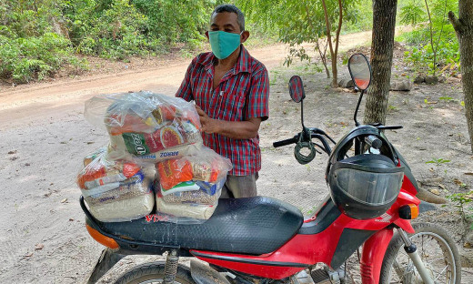 Com as cestas básicas amarradas em sua moto, o senhor Amancio da Conceição, conta que mora no assentamento Boa Esperança, em Esperantina, há 15 anos.