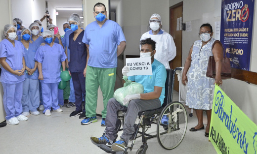 Pacientes e familiares festejam e agradecem aos profissionais de saúde após alta por Covid-19 no HGP