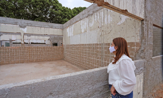 Secretária Adriana Aguiar acompanha o andamento das obras da Escola Estadual Lacerdino Oliveira Campos, em Colinas do Tocantins