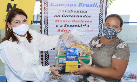 Titular da Seduc, Adriana Aguiar, acompanhando a entrega dos kits de alimentos