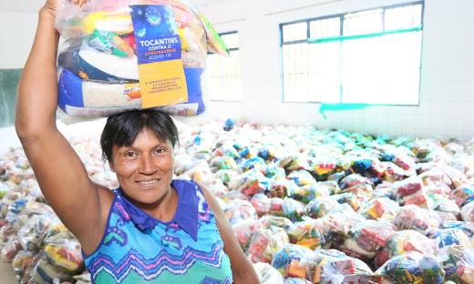 Iracema Arbodi Xerente recebe os kits de alimentos dos três filhos matriculados no Centro de Ensino Médio Indígena Xerente (Cemix) Warã