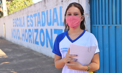 Estudante retira roteiro de atividades em unidade de ensino de Palmas 