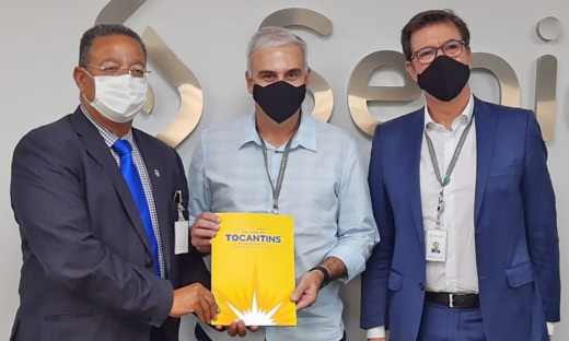 Secretário Tom Lyra apresenta carta-convite do Estado aos empresários da Senior Sistemas, empresa localizada em Santa Catarina, durante o Road Show pela Região Sul do Brasil