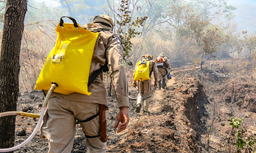 Bombeiros militares em ação de combate aos incêndios florestais na Serra do Lajeado, em Palmas