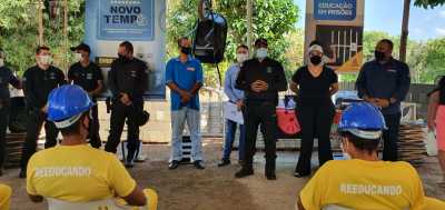 Gestores da Seciju, chefes de Unidades Penais e autoridades locais fizeram a entrega dos certificados aos custodiados Gestores da Seciju, chefes de Unidades Penais e autoridades locais fizeram a entrega dos certificados aos custodiados