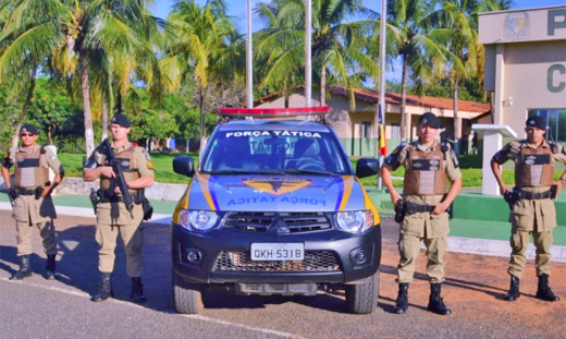 Policiais militares em frente ao 1° BPM