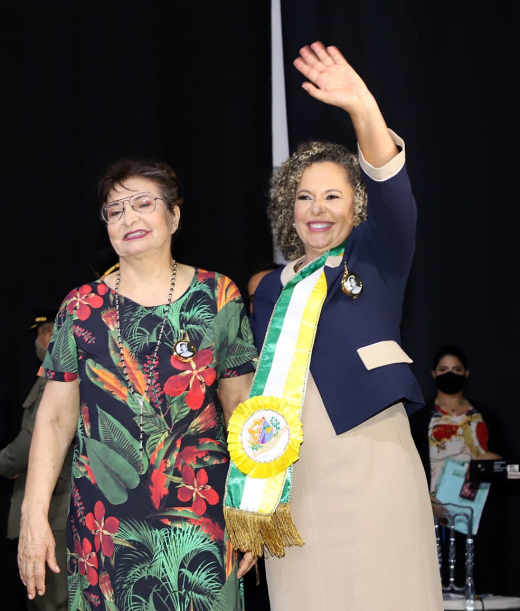 Josi Nunes recebeu a faixa de prefeita das mãos de sua mãe e vice-prefeita na administração que se encerrou, Dolores Nunes