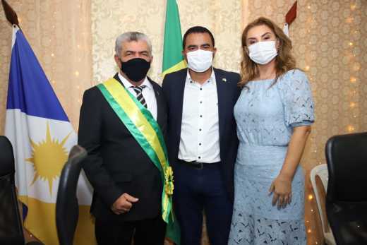 Vice-governador Wanderlei Barbosa esteve no município de Araguatins, onde acompanhou a posse do prefeito Aquiles Pereira de Sousa (Aquiles da Areia) e da vice-prefeita, Elizabete Rocha