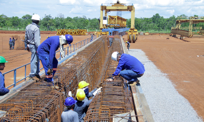 Vigas estão sendo construídas no canteiro de obras localizado na TO-050 Vigas estão sendo construídas no canteiro de obras localizado na TO-050