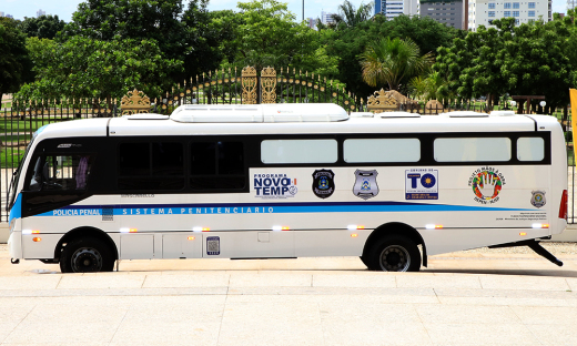 Ônibus-cela entregue ao sistema prisional vai garantir segurança no transporte de custodiados