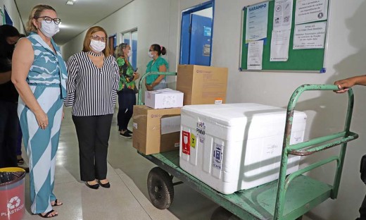 A superintendente de Vigilância em Saúde, Perciliana Bezerra, entregou as primeiras doses para a secretária de Saúde de Palmas, Valéria Paranaguá