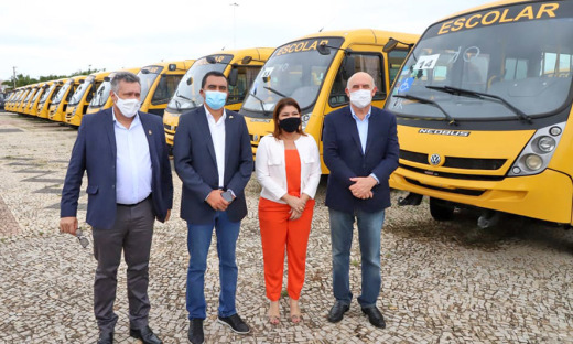 O Ministro Milton Ribeiro esteve na Praça dos Girassóis e conheceu os ônibus escolares que serão entregues pelo Governo do Tocantins