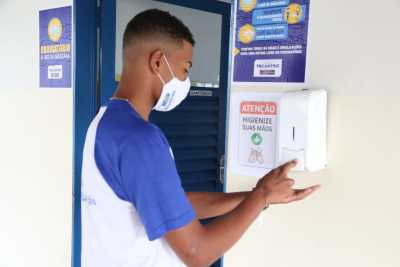Todas as unidades de ensino contarão com dispenser de álcool distribuídos nos seus prédios Todas as unidades de ensino contarão com dispenser de álcool distribuídos nos seus prédios