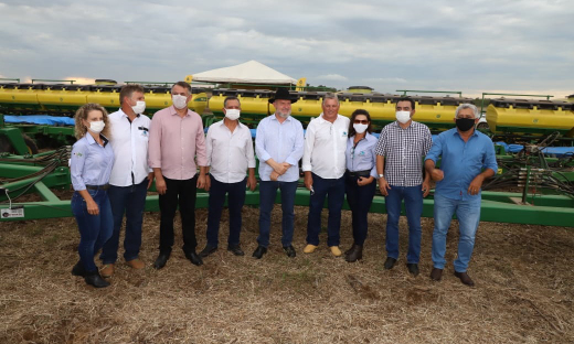 A abertura da colheita de grãos da safra 2020/2021 contou com a presença de produtores rurais, representantes de entidades do agronegócio, autoridades políticas, gestores púbicos e representantes de instituições financeiras