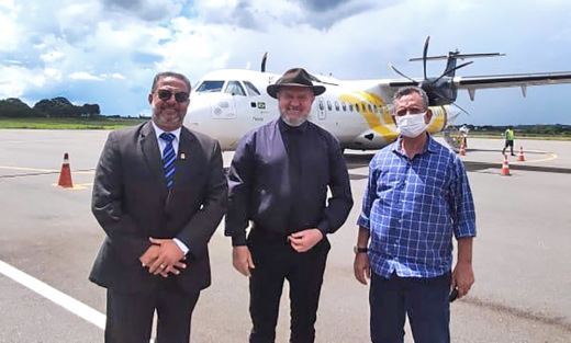 Governador Mauro Carlesse e secretário Tom Lyra comemoram ampliação de voos 