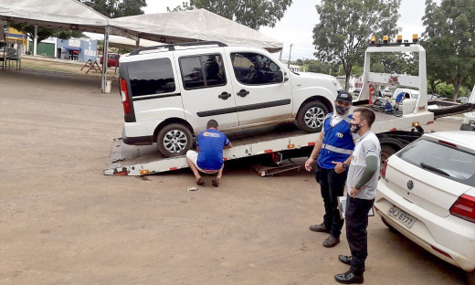 Veículo apreendido realizando transporte clandestino no município de Araguatins