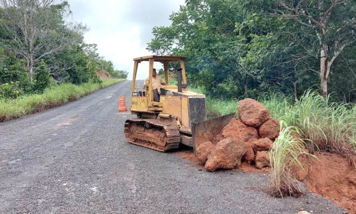 Obras de correção da rodovia começaram e o trânsito flui em meia pista