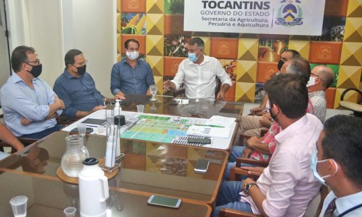Secretário da Seagro, Jaime Café reunido com produtores de leite e empresários da indústria de laticínios