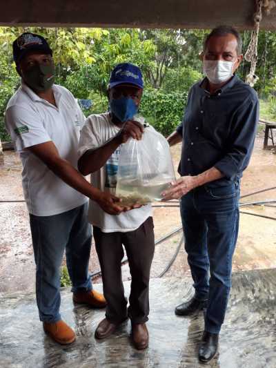 Moradores da região sudeste recebem alevinos para povoar as Barraginhas Moradores da região sudeste recebem alevinos para povoar as Barraginhas