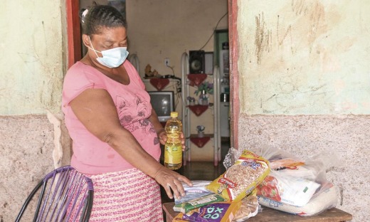 Com cinco filhos, Zilda Evaristo Alcântara da Silva, moradora de Almas, disse que está passando por momentos bem difíceis e que a cesta chegou em momento certo 