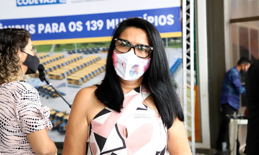 Edinalva Oliveira, prefeita a frente de Rio da Conceição, agradeceu ao Governador pela gestão municipalista e destacou que recebeu dois tratores e uma retroescavadeira