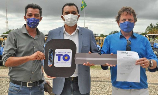 Vice-governador Wanderlei Barbosa entrega chave simbólica ao prefeito de  Colinas do Tocantins, Josemar Carlos Ksarin