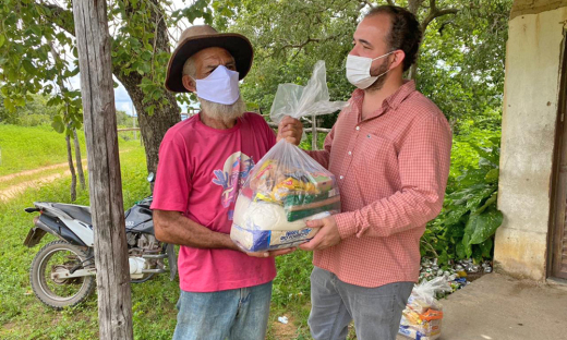 Presidente do Ruraltins, Fabiano Miranda, entrega cesta básica na região sudeste 