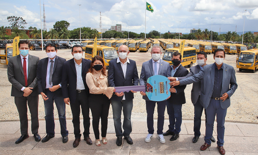 O governador Mauro Carlesse e o Ministro da Educação entregaram nesta quarta-feira, 10, mais 114  ônibus do programa “Toca pra Escola”