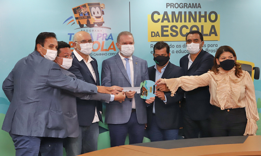 A entrega das chaves dos veículos foi feita de maneira simbólica ao presidente da Associação Tocantinense de Municípios (ATM), Diogo Borges