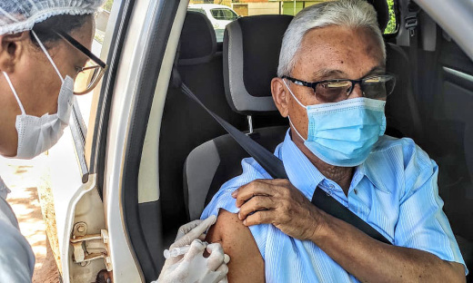 Fenelon Barbosa recebe primeira dose da vacina contra a Covid-19