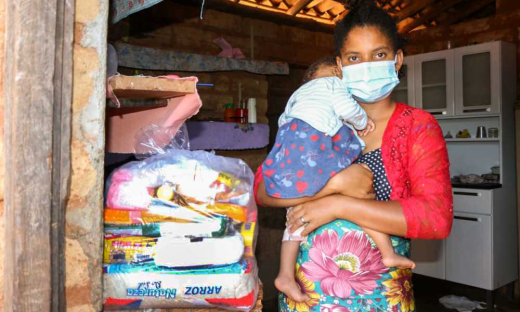 A moradora de Almas e mãe de quatro filhos, Vanessa Gouveia do Nascimento, afirmou que a cesta básica entregue pelo Governo do Tocantins vai ajudar por vários dias 