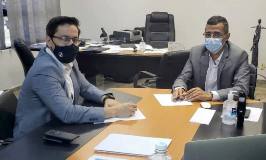 Renato Jayme, presidente do Naturatins (D) e Daniel Carvalho, presidente do Crea-TO (E) no gabinete para reunião virtual do Sigam