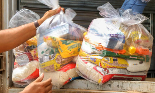 As cestas básicas estão sendo distribuídas para os 139 municípios do Estado, desde março de 2020, com objetivo de garantir a segurança alimentar e nutricional das famílias vulneráveis e impactadas pela pandemia da Covid-19